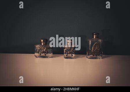 quelques bouteilles, flacons sur une table blanche dans une pièce avec un style et une couleur gris. design intérieur. science Banque D'Images