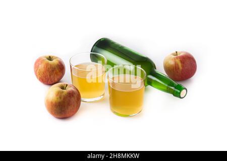 Boisson au cidre de pomme isolée sur fond blanc Banque D'Images
