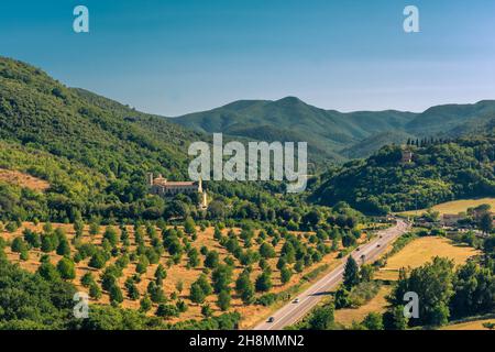 Magnifique paysage de la campagne ombrienne de Spoleto au coucher du soleil, Italie Banque D'Images