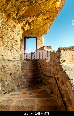 Passage sur le chemin qui mène au monastère d'Agia Triada (Sainte Trinité), Trikala, Thessalie, Grèce. Banque D'Images