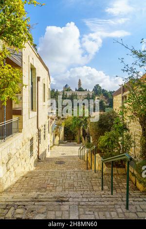 Vue sur une allée dans le quartier de Mishkenot Shaananim, et sur l'abbaye de Dormition, Jérusalem, Israël Banque D'Images