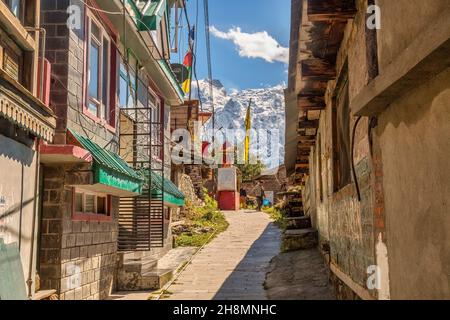 Allée du village à Kalpa avec bâtiments résidentiels et vue sur la chaîne de montagnes de Kailash Himalaya Banque D'Images