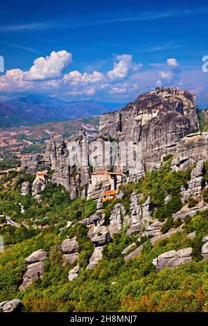 Monastères Meteora, monastère de Roussanou (avant), monastère d'Anapafsa (gauche) et Grand Meteoron (droite) Trikala, Thessalie, Grèce. Banque D'Images