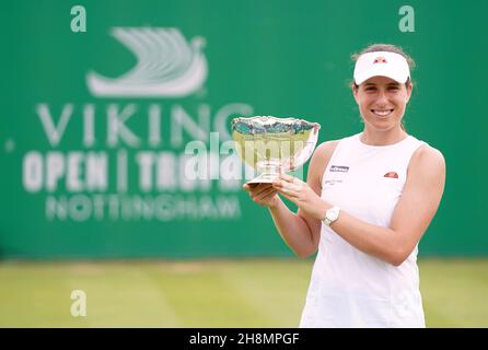 Photo du dossier datée du 13-06-2021 de Johanna Konta avec le trophée après avoir remporté sa finale WTA contre Shuai Zhang le neuf jour de l'Open Viking au centre de tennis de Nottingham.Johanna Konta, ancienne numéro un britannique, a annoncé sa retraite du tennis professionnel dans une déclaration.Date de publication : le mercredi 1er décembre 2021. Banque D'Images