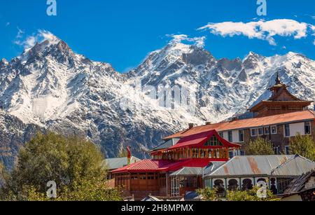 Village himalayan de Kalpa avec des sommets enneigés de Kailash à Himachal Pradesh Inde. Banque D'Images