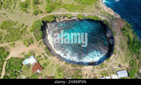 Vue aérienne de la plage cassée, Klungkung, Nusa Penida, Bali ...