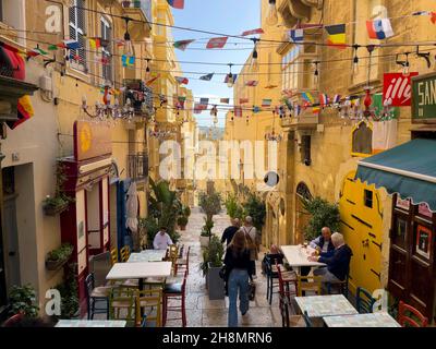 Ruelle étroite avec des cafés dans la vieille ville de la Valette, la Valette, Malte Banque D'Images
