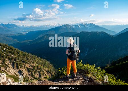 Randonneurs sur un sentier de randonnée, vue sur la distance, promenade de crête Herzogstand Heimgarten, Soierngruppe à l'arrière, haute-Bavière, Bavière, Allemagne Banque D'Images