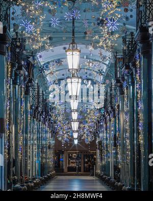 Décorations de Noël à l'intérieur de la belle Piccadilly Arcade à Mayfair, Londres. Banque D'Images