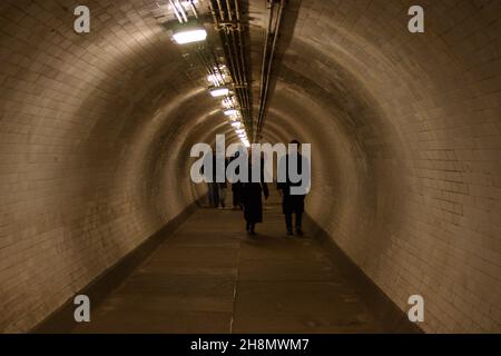 Promenade piétonne dans le Greenwich foot tunnel sous la Tamise, Londres, Royaume-Uni. Banque D'Images