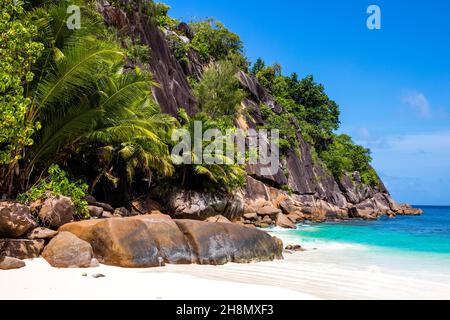 Petite Anse plage avec des rochers de granit, le pourboire entre les baies dans le sud de Mahé, Seychelles, Mahé, Seychelles Banque D'Images