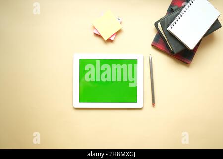 Composition plate de tablette numérique et de bureau fixe sur fond noir Banque D'Images