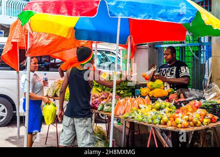 Arrêt de fruits devant le marché Sir Selwyn Selwyn Clarke, Victoria, Mahé, Seychelles, Victoria,Mahé, Seychelles Banque D'Images