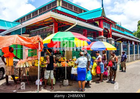 Arrêt de fruits devant le marché Sir Selwyn Selwyn Clarke, Victoria, Mahé, Seychelles, Victoria,Mahé, Seychelles Banque D'Images