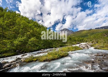 Le glacier de Gievdanjohka dans la vallée du glacier de Steindalen, randonnée jusqu'au glacier de Steindalsbreen, Lyngenfjord, Alpes de Lyngen, Troms og Finnmark, Norvège Banque D'Images