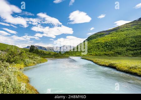 Le glacier de Gievdanjohka dans la vallée du glacier de Steindalen, randonnée jusqu'au glacier de Steindalsbreen, Lyngenfjord, Alpes de Lyngen, Troms og Finnmark, Norvège Banque D'Images