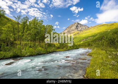 Le glacier de Gievdanjohka dans la vallée du glacier de Steindalen, randonnée jusqu'au glacier de Steindalsbreen, Lyngenfjord, Alpes de Lyngen, Troms og Finnmark, Norvège Banque D'Images