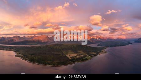 Panorama des Alpes de Lyngen, vue aérienne dans l'ambiance du soir, Ullsfjord, Lyngen, Troms og Finnmark, Norvège Banque D'Images