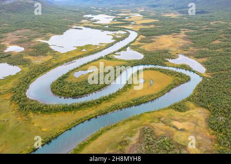 Paysage fluvial depuis les airs, parcours de la Visttasjohka, Nikkaluokta, Laponie, Suède Banque D'Images