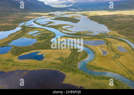 Paysage fluvial depuis les airs, parcours de la Visttasjohka, Nikkaluokta, Laponie, Suède Banque D'Images