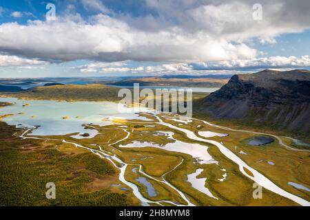 Vue depuis la montagne de Skierffe sur le delta de la rivière Rapalien, la rivière Rapaaaelv, le parc national de Sarek, Laponia, Laponie,Suède Banque D'Images