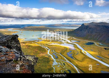 Vue depuis la montagne de Skierffe sur le delta de la rivière Rapalien, la rivière Rapaaaelv, le parc national de Sarek, Laponia, Laponie,Suède Banque D'Images