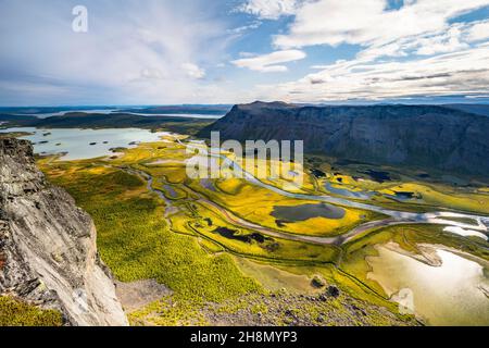 Vue depuis la montagne de Skierffe sur le delta de la rivière Rapalien, la rivière Rapaaaelv, le parc national de Sarek, Laponia, Laponie,Suède Banque D'Images