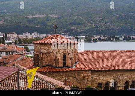Vue panoramique sur l'église de la mère de Dieu Peribleptos, vieille ville, Ohrid, Macédoine du Nord, Europe Banque D'Images