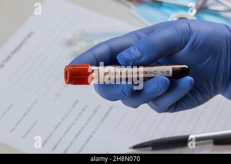 Professionnels de la santé en laboratoire avec des échantillons de sang pour la nouvelle version du coronavirus Omicron Covid-19 Banque D'Images