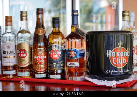 Différents types de rhum de Cuba, au bar à Santiago de Cuba, Santiago de Cuba, Cuba Banque D'Images