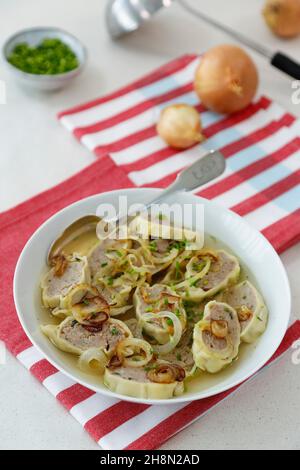 Cuisine souabe, Maulaschen dans un bouillon avec des oignons cuits, assiette à soupe, Allemagne Banque D'Images