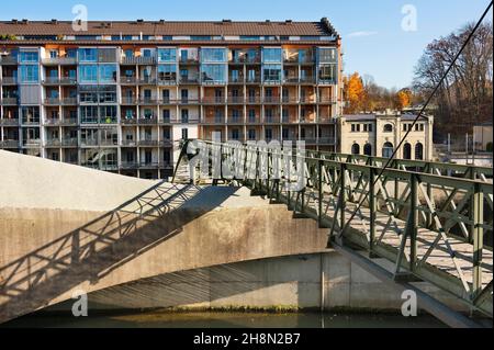 Bâtiments rénovés avec pont en acier, Alte Spinnerei 1850-2014, Kempten, Allgaeu, Bavière,Allemagne Banque D'Images