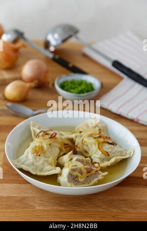 Cuisine souabe, Maulaschen dans un bouillon avec des oignons cuits, assiette à soupe, Allemagne Banque D'Images