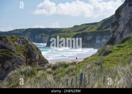 Wide Beach et Cliff Bays au château de Dunluce, Whiterocks Beach, Port Rois, Co.Antrim, Irlande du Nord,Royaume-Uni Banque D'Images