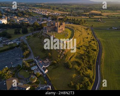 Vue aérienne, Rock of Cashel, dans la lumière du soir, Cashel, comté de Tipperary,Irlande Banque D'Images