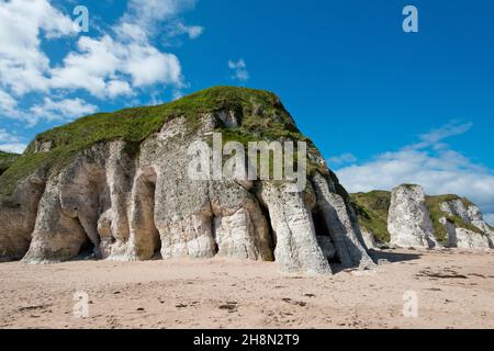 Wide Beach et Cliff Bays au château de Dunluce, Whiterocks Beach, Port Rois, Co.Antrim, Irlande du Nord,Royaume-Uni Banque D'Images