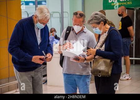 Beijing, Afrique du Sud.29 novembre 2021.Les voyageurs vérifient les résultats de leurs tests COVID-19 à l'aéroport international du Cap à Cape Town, Afrique du Sud, le 29 novembre 2021.Credit: STR/Xinhua/Alay Live News Banque D'Images