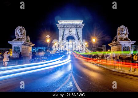 13 août 2019 - Budapest, Hongrie: Statues de lion en face du pont de chaîne (Hongrois: Széchenyi ) la nuit Banque D'Images