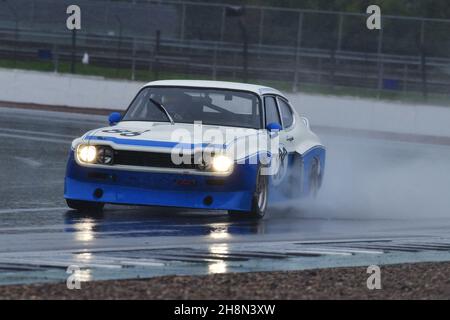 Lancer des pulvérisations à Luffield, Chris Ward, Richard Kent, Ford Broadspeed Capri, Historic Touring car Challenge, HTCC, combiné avec le Tony dron Trop Banque D'Images