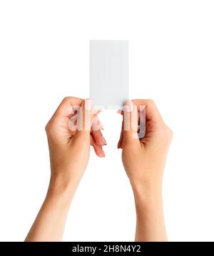 Carte de visite blanche entre les mains des filles Banque D'Images