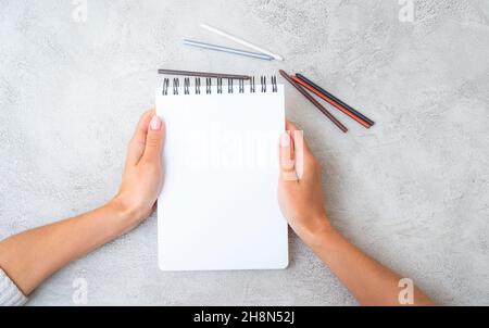 Mains de fille tenant le carnet Banque D'Images