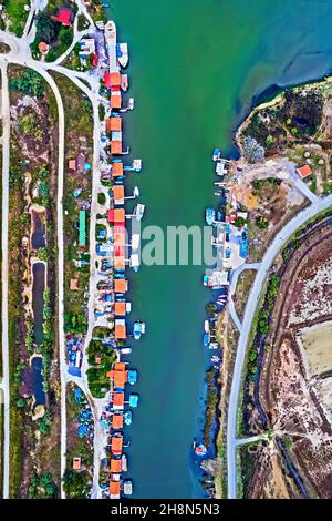 Cabanes de cultivateurs de moules et de pêcheurs au delta de la rivière Loudias, sur les «frontières» de Imathia et Thessalonique, Macédoine centrale, Grèce. Banque D'Images