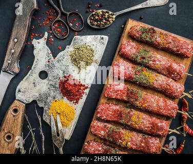 Kebab avec épices brutes Banque D'Images