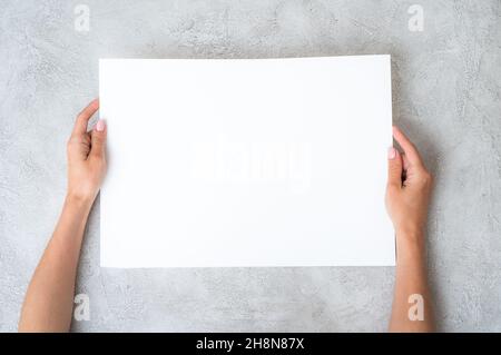 La fille tient un papier Banque D'Images