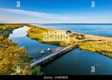 La plage du village de Stomio et le bord sud du delta de la rivière Pineios à la mer Égée.Larissa, Thessalie, Grèce. Banque D'Images