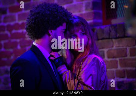 DEBBY RYAN et JORGE LENDEBORG Jr. In NIGHT TEETH (2021), réalisé par ADAM RANDALL.Crédit : 42 / fonctionnalités uniques / Album Banque D'Images