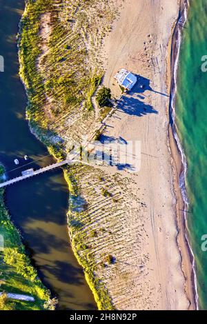 La plage du village de Stomio et le bord sud du delta de la rivière Pineios à la mer Égée.Larissa, Thessalie, Grèce. Banque D'Images