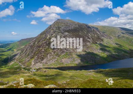 02.07.2011 Trtffan, Ogwen, Gwynedd, pays de Galles du Nord, Royaume-Uni.Tryfan est une montagne située dans la vallée d'Ogwen, à Snowdonia, au pays de Galles.Il fait partie du groupe Glyderau, Banque D'Images