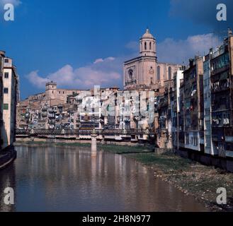 RIO OÑAR A SU PASO POR LA CIUDAD.Emplacement : EXTÉRIEUR.GERONA.ESPAGNE. Banque D'Images