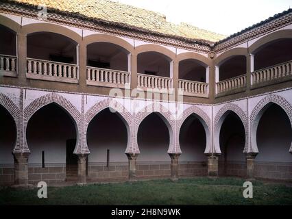 PATIO DEL PALACIO DE SOTOFERMOSO - EL PISO BAJO ES MUDEJAR DE PRINCIPES DEL SIGLO XV Y EL PISO ES ALTO RENACENTISTA DEL SIGLO XVI. Emplacement : PALACIO DE SOTOFERMOSO. ABADIA. CACERES. L'ESPAGNE. Banque D'Images